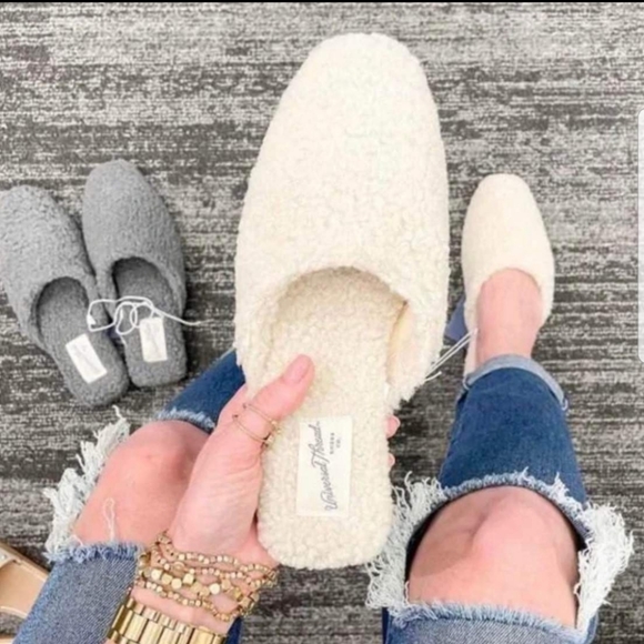 ๐ Women's Sherpa/Teddy 'Margot' Slip-On Flats (Cream) - Universal Thread - Picture 1 of 4